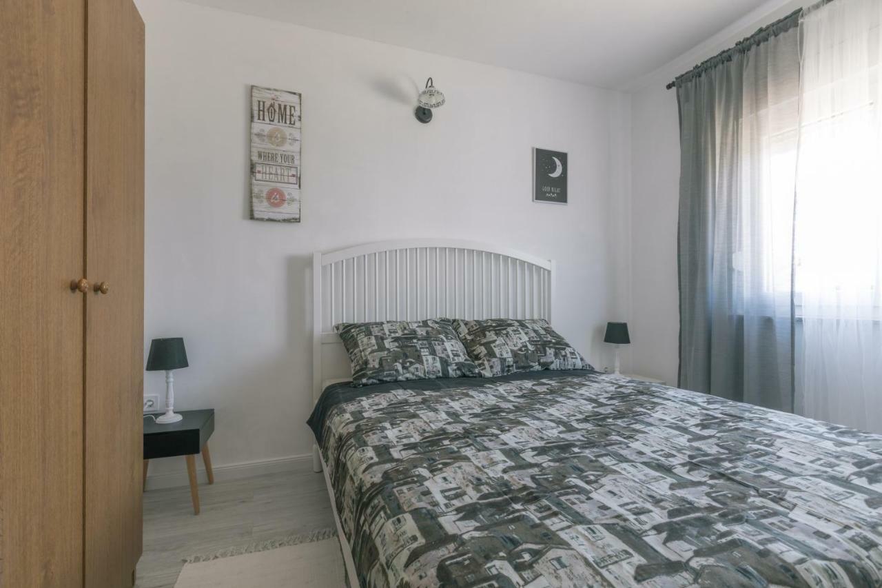 Apartamento Hedon-Stone Starigrad Paklenica Exterior foto