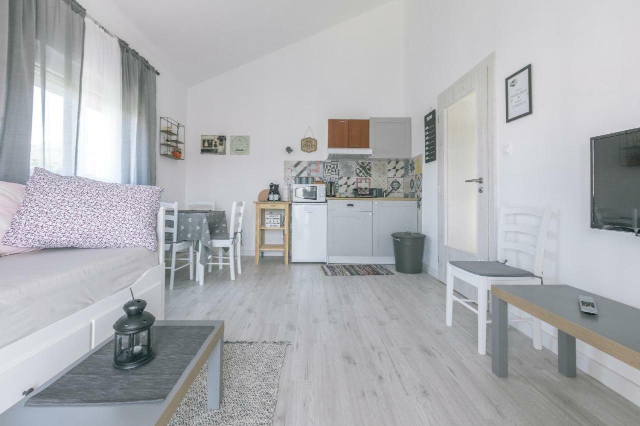 Apartamento Hedon-Stone Starigrad Paklenica Exterior foto