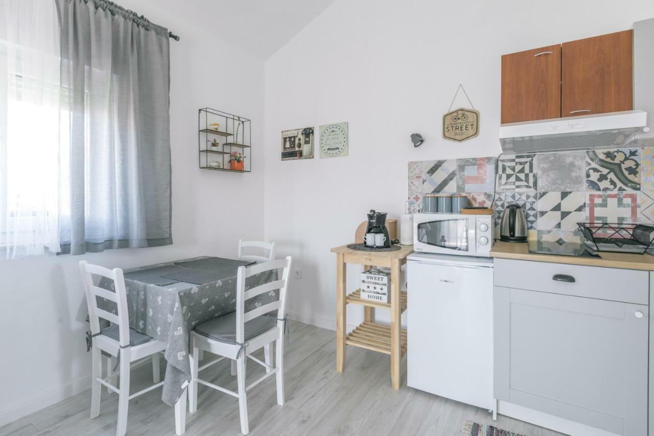 Apartamento Hedon-Stone Starigrad Paklenica Exterior foto